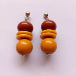Confeccionado com pino de brinco prateado, contas de resinas, nas cores: Marron, Amarelo mostarda e amarelo. 
Tamanho: 5,5 cm
