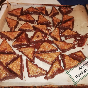 Nussecken mit Marzipan