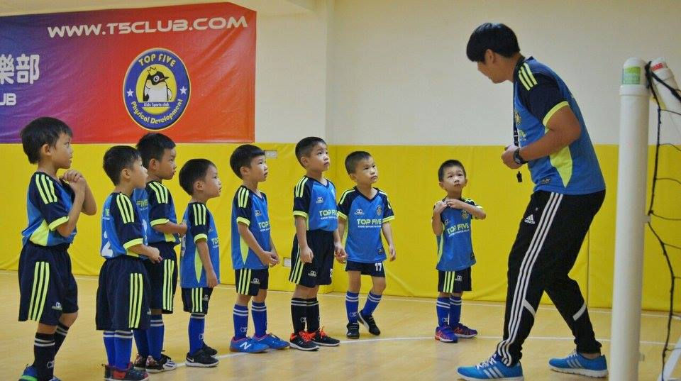 教練仔細講解上課禮儀