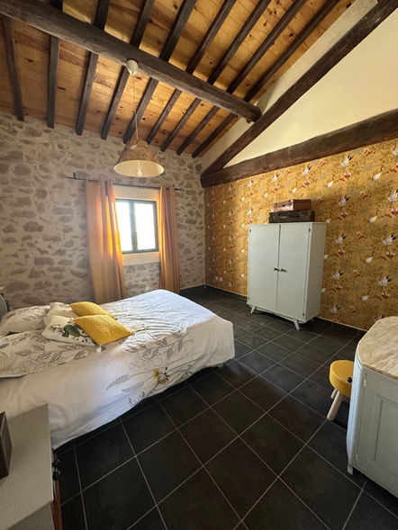 chambre avec pierres apparentes gite des écuries au domaine des barrettes a agde
