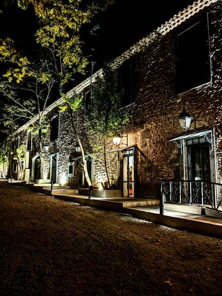 entrée extérieure nocturne gite des écuries au domaine des barrettes a agde