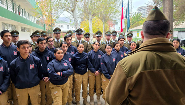 Estudiantes andinos visitaron dependencias del Grupo de Formación de Carabineros Los Andes 