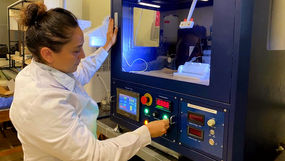 Desarrollan recubrimiento para prótesis óseas y dentales que reduce riesgos de infección y rechazo