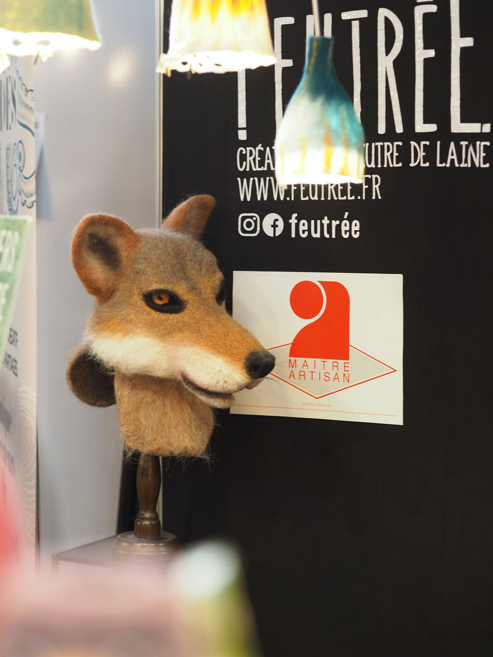 masque d'un loup roux avec dégradé de roux et dessous de la tête blanc avec deux oreilles arrondi/pointue avec les yeux orange