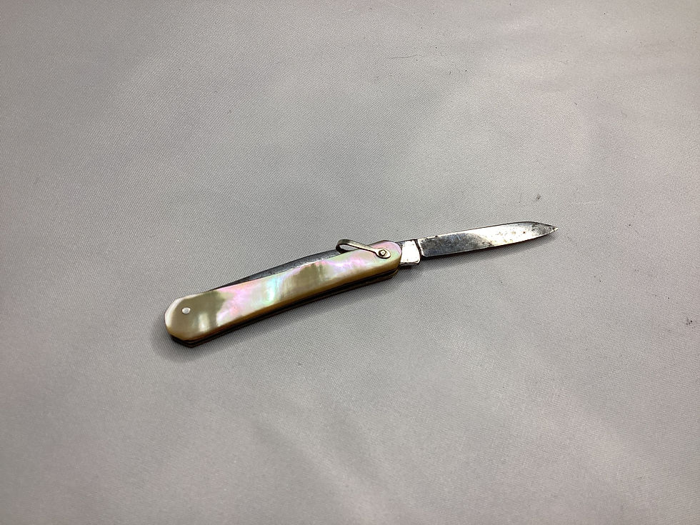 Thumbnail: D’ Luxe Pocket Knife