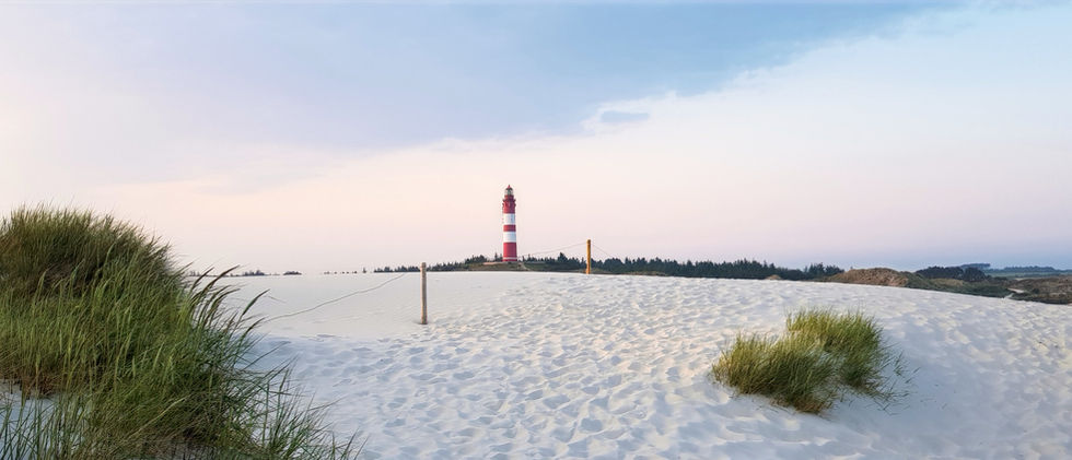 Amrumer Dünen mit Blick auf den Leuchtturm