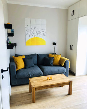 Wohnzimmer mit Sofa und Couchtisch