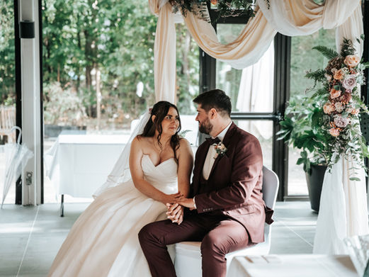 Couple de mariés amoureux