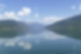 Weiter Blick über einen See vor einer Berglanschaft