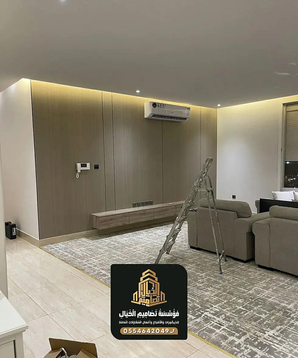 حائط شاشة بديل الشيبورد بني فاتح مع أرفف بيضاء