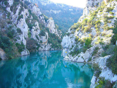 Chasteuil est situé ...
à l'entrée des Gorges du Verdon. La rivière est vraiment de cette couleur bleu-vert d'une beauté à couper le souffle.