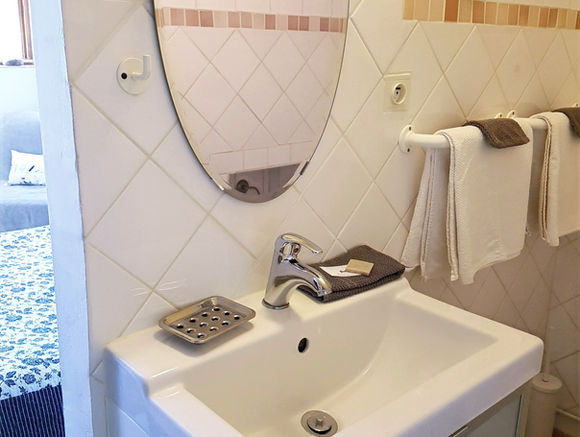 The bathroom has a toilet, shower, washbasin, heating and hairdryer.