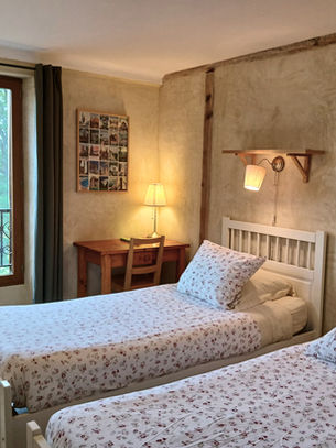 Chambre à 2 lits en étage, lumineuse, avec panorama sur Chasteuil.
A bright twin room on the upper floor, with panoramic views of Chasteuil.