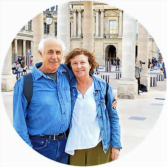 Les hotes Pascal et Nancy accueillent les voyageurs depuis 1995.