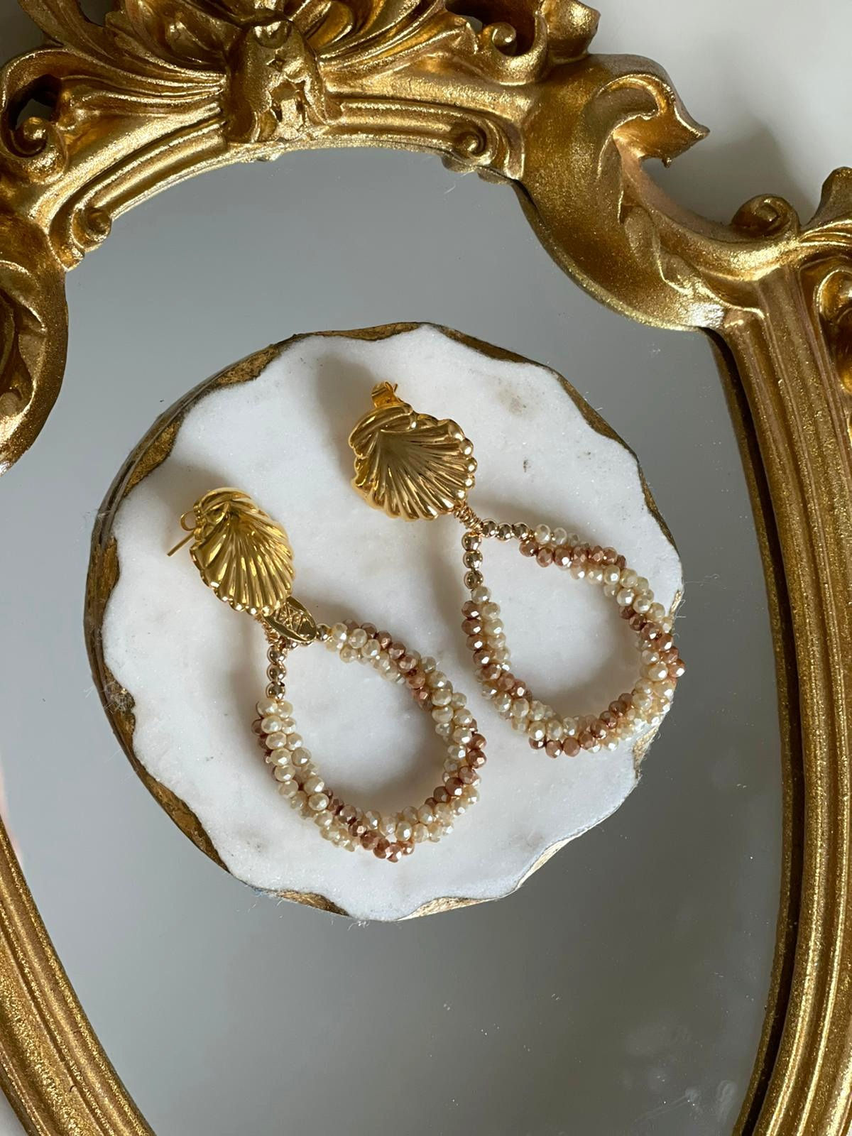 Aretes Majestic Chic Saraí Queen Dark Beige y Pearl Ivory