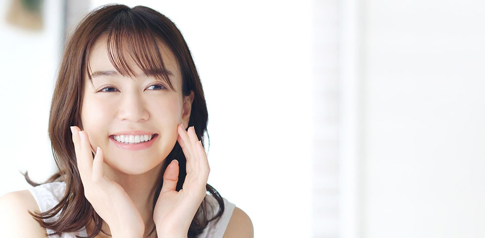 ホワイトニングとは?歯が白くなる仕組みを解説します