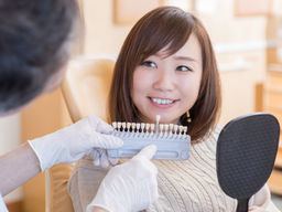 ホワイトニングとは?歯が白くなる仕組みを解説します