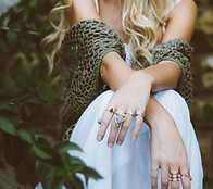 Les mains avec des bijoux de femme
