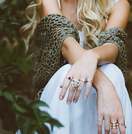 Les mains avec des bijoux de femme
