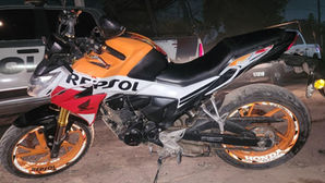 Policías de Tlaquepaque detienen a dos mujeres con motocicleta robada