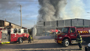 BOMBERO DE TLAQUEPAQUE ATIENDEN INCENDIO EN FÁBRICA DE GELATINAS EN LA COLONIA LOS AMIALES