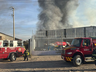 BOMBERO DE TLAQUEPAQUE ATIENDEN INCENDIO EN FÁBRICA DE GELATINAS EN LA COLONIA LOS AMIALES