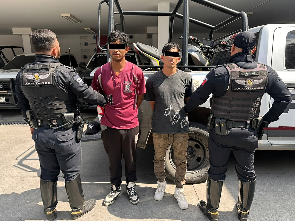 Los sujetos fueron interceptados en la colonia Valle de la Misericordia; la motocicleta contaba con reporte de robo con violencia en el municipio de El Salto.