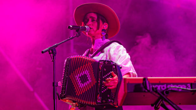Julieta Venegas reúne a más de 5 mil 800 personas en concierto gratuito en Puerto Vallarta