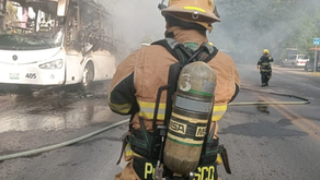 Autobús se incendia en avenida Luis Donaldo Colosio de Puerto Vallarta
