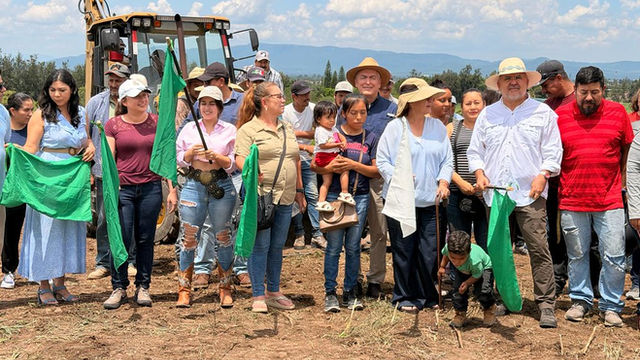 Maquinaria y autoridades dan inicio a la urbanización de 385 lotes con servicios básicos en el fraccionamiento El Porvenir, en San Martín de Hidalgo, como parte de un programa de vivienda social para familias en situación de vulnerabilidad.