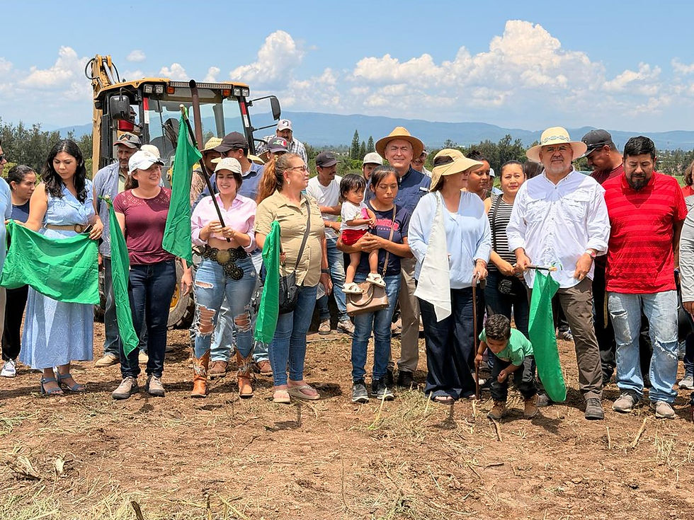 Maquinaria y autoridades dan inicio a la urbanización de 385 lotes con servicios básicos en el fraccionamiento El Porvenir, en San Martín de Hidalgo, como parte de un programa de vivienda social para familias en situación de vulnerabilidad.