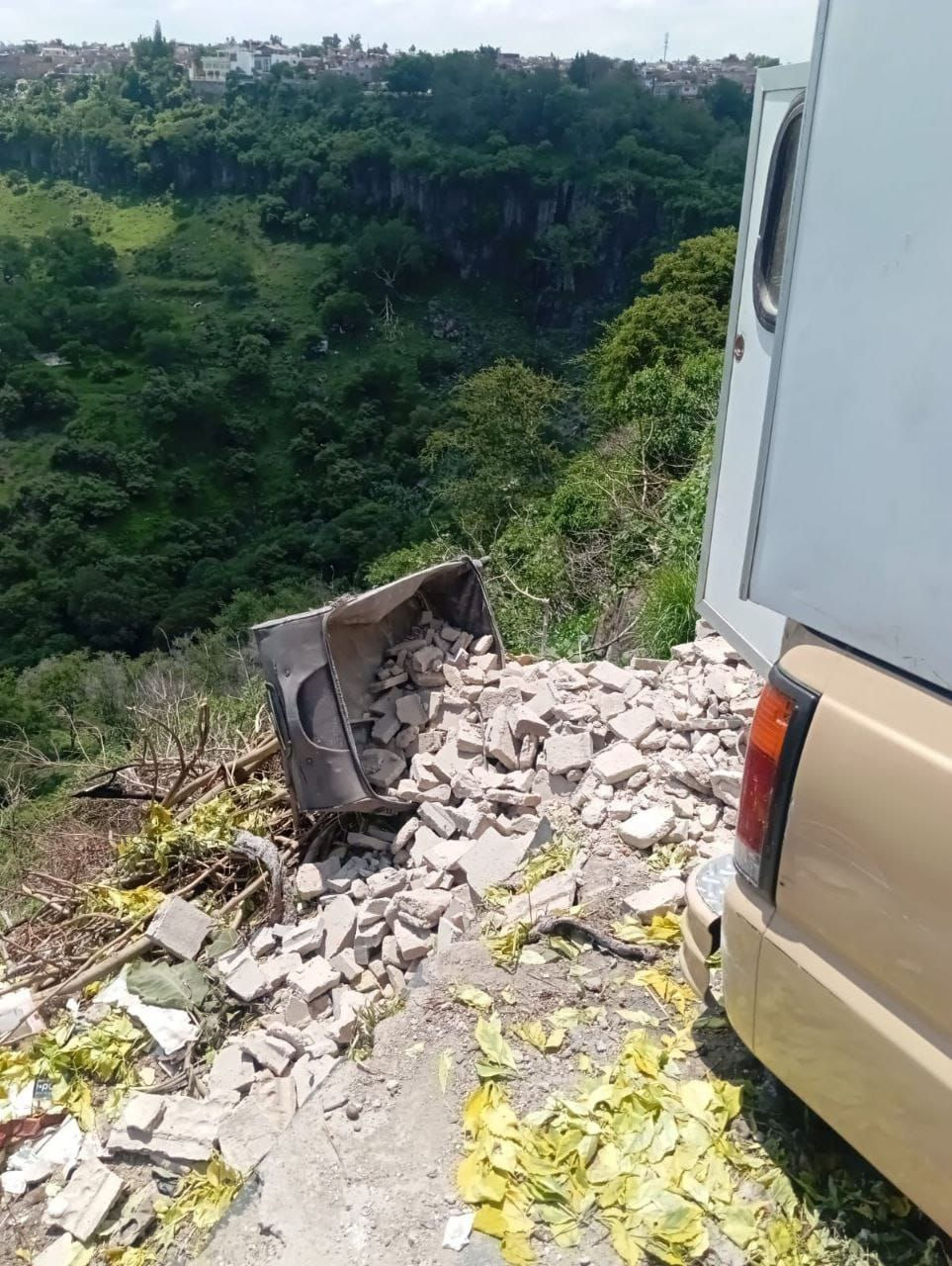 Detienen a hombre por arrojar escombro en la Barranca de Huentitán
