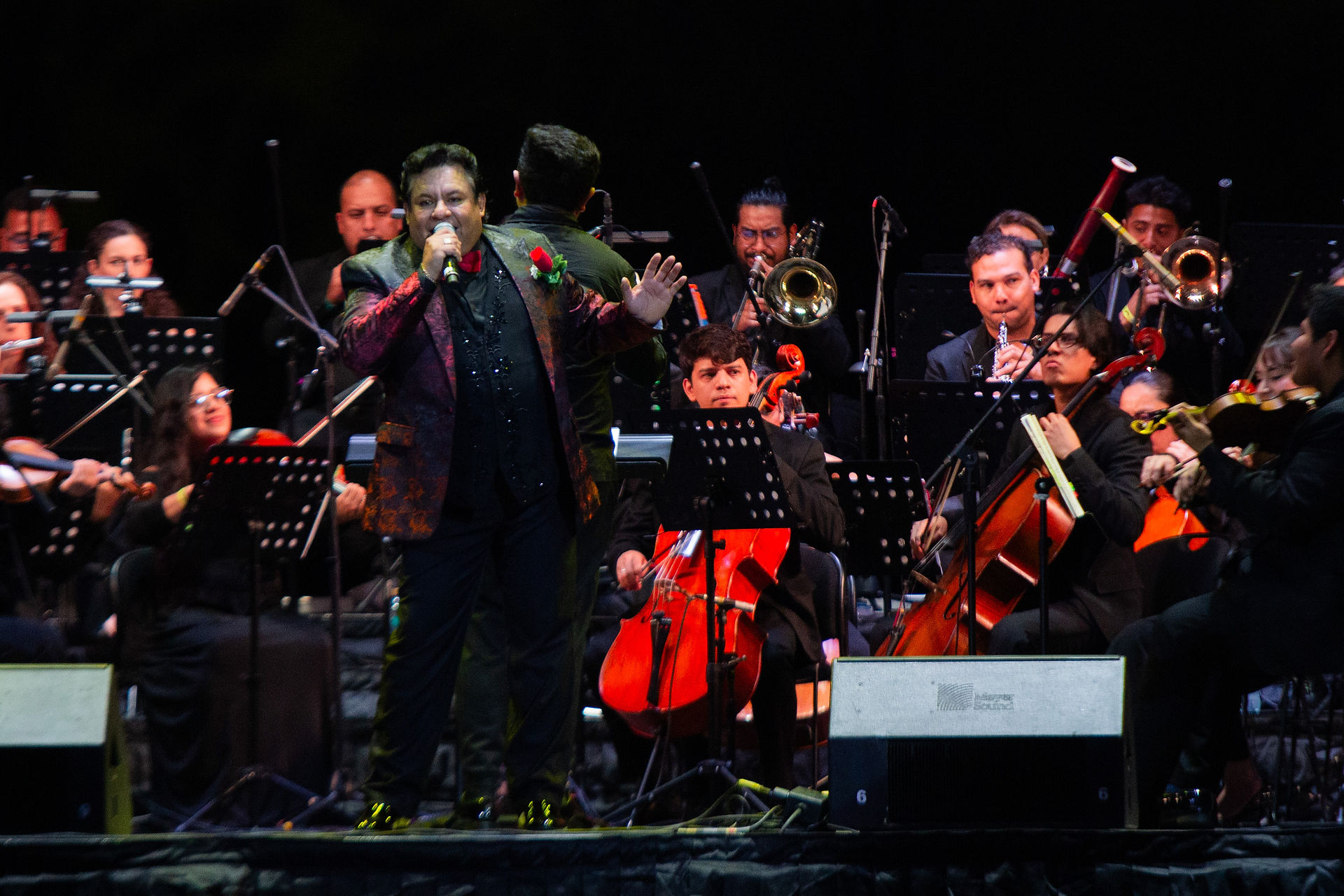 Homenaje a Juan Gabriel emociona a Guadalajara con una noche de música y mariachi