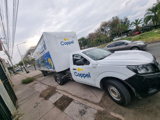 Localización una camioneta de carga con mercancía, en la colonia Paseos del Prado.