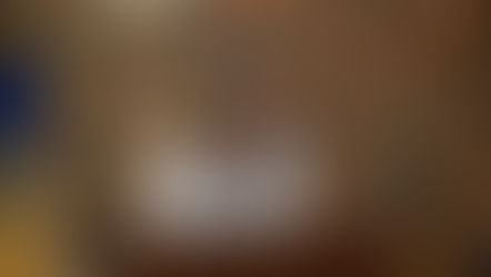 La diputada de Movimiento Ciudadano, Mónica Magaña, advirtió que México enfrenta un grave abandono federal en materia de salud, derivado del desmantelamiento del sistema nacional desde 2018. Según señaló, los recortes presupuestales, la falta de medicamentos, el deterioro de la infraestructura y la reducción en la capacidad de atención han puesto en riesgo a millones de familias. Durante la comparecencia del titular de la Secretaría de Salud de Jalisco ante el Congreso del Estado, la legisladora subrayó que estas decisiones han dejado a las personas en situación de vulnerabilidad, en especial a quienes requieren medicamentos de alto costo, quimioterapias o atención especializada. Magaña recordó que el desabasto federal es el más severo en la historia reciente del país. “Los estados que decidieron adherirse al modelo federal IMSS-Bienestar hoy enfrentan una crisis que golpea directamente a las familias que luchan por su vida”, afirmó. La diputada destacó que, mientras Jalisco mantien