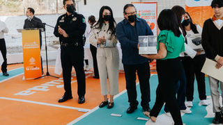 Beneficia Vero Delgadillo con 2.4 millones de pesos a 24 planteles de educación básica con equipamiento y uniformes