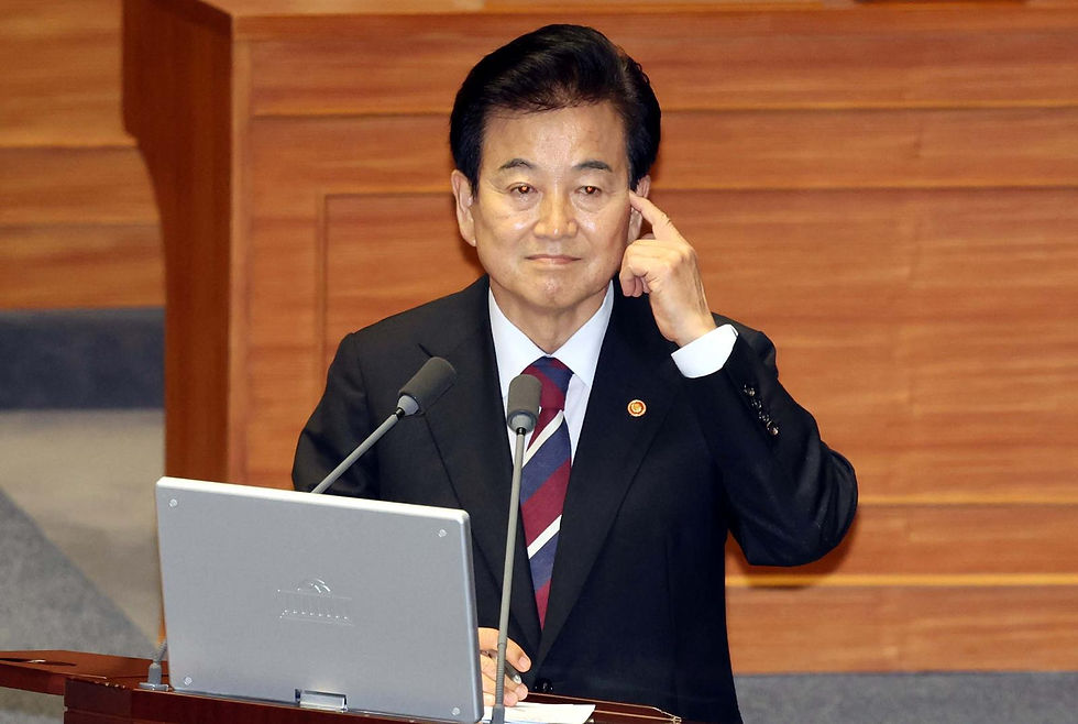 정동영 통일부 장관이 16일 서울 여의도 국회에서 열린 제429회국회(정기회) 제6차 본회의 외교통일안보에 관한 대정부질문에서 이인영 더불어민주당 의원의 질의에 잠시 생각에 잠겨 있다.