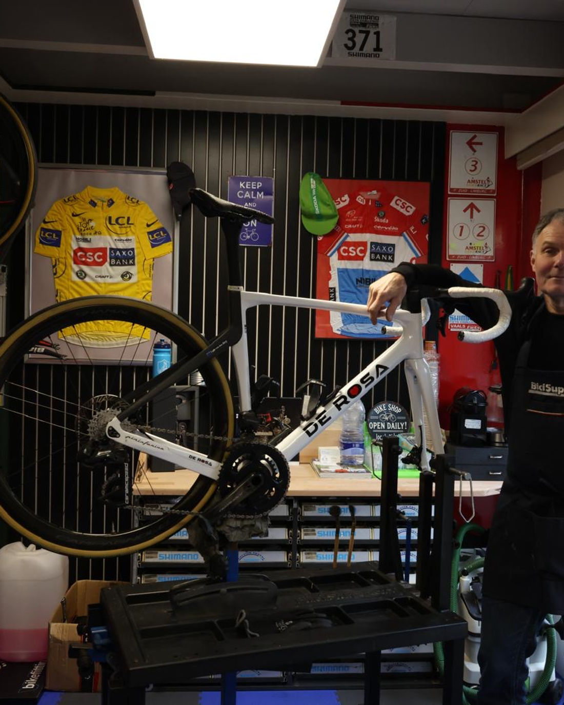 De werkplaats van Silver-Fern met een racefiets in de montagestandaard