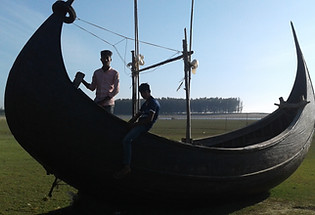 Personas trabajando alrededor de una embarcación tradicional en un espacio abierto, imagen que representa el diseño y co–crea