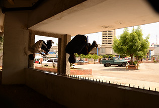 Jóvenes realizando acrobacias urbanas en un espacio público, imagen que simboliza campañas de impacto social y participación 