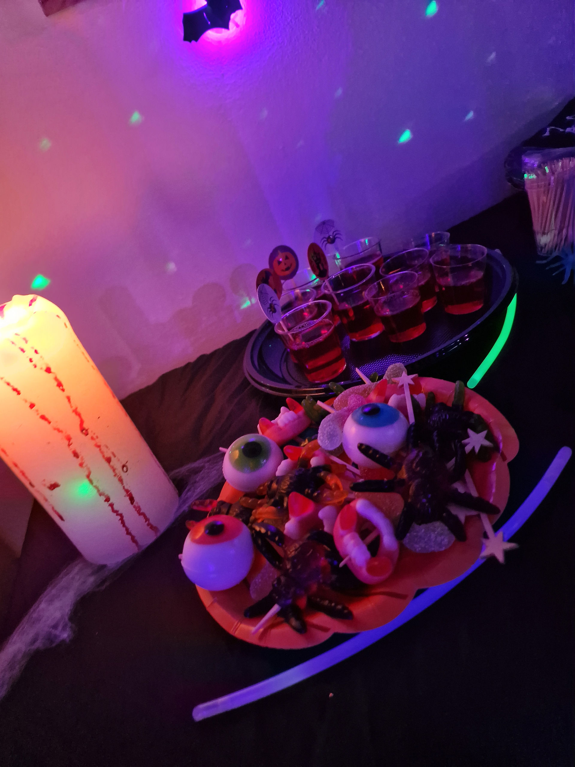 So kann deine Halloween Party in Wien aussehen. Gruselige Deko, Gummispinnen und natürlich mit Stripshow