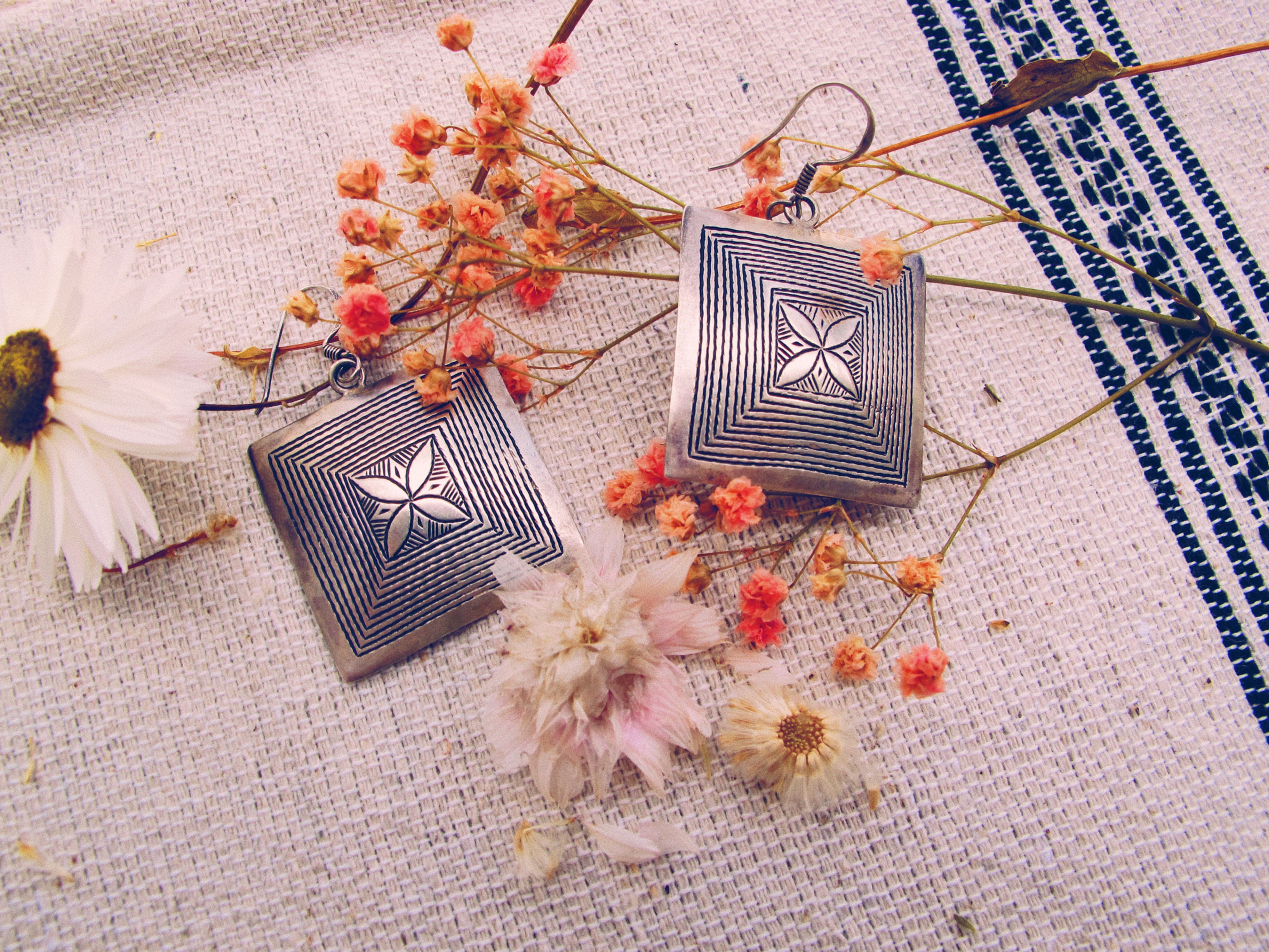 Boucle d'oreille carré fleuri