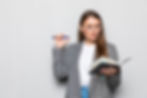 Mujer haciendo una lista de propósitos
