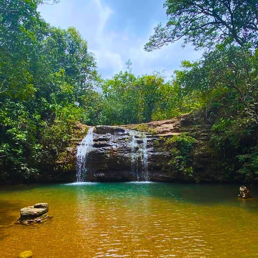 Post do Instagram vibrante para parque aquático azul e amarelo.jpg