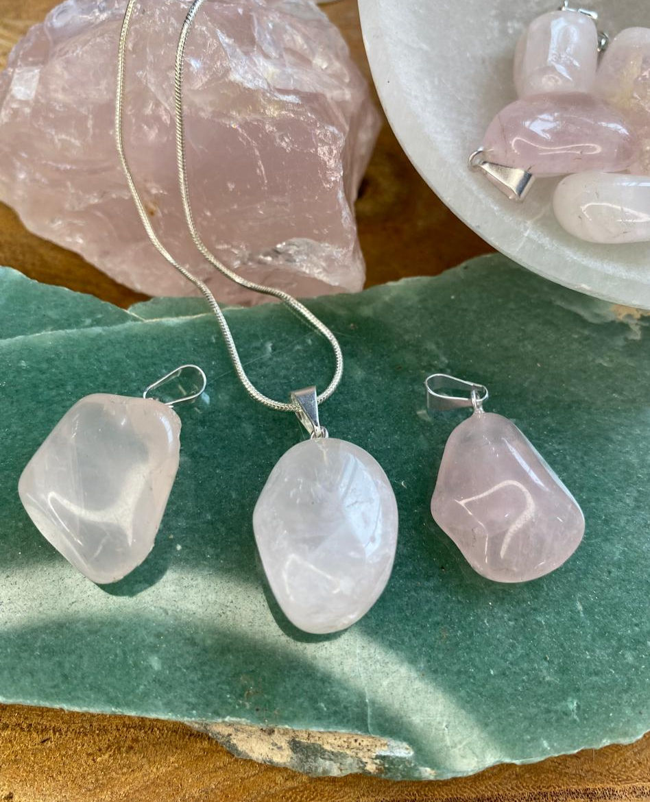 Pingente de Quartzo Rosa Rolado - Amor e Compaixão