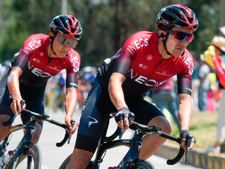 Egan Bernal encabezando a los colombianos en la vuelta a España.