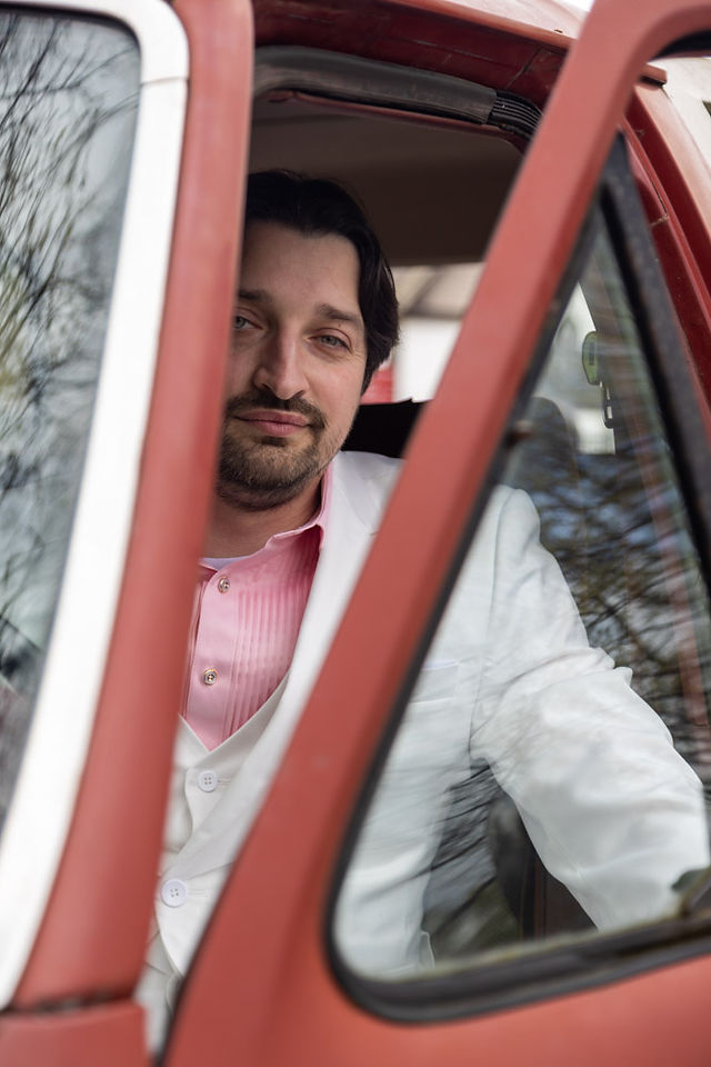 themed alternative awkward 80s elopement in Portland Or