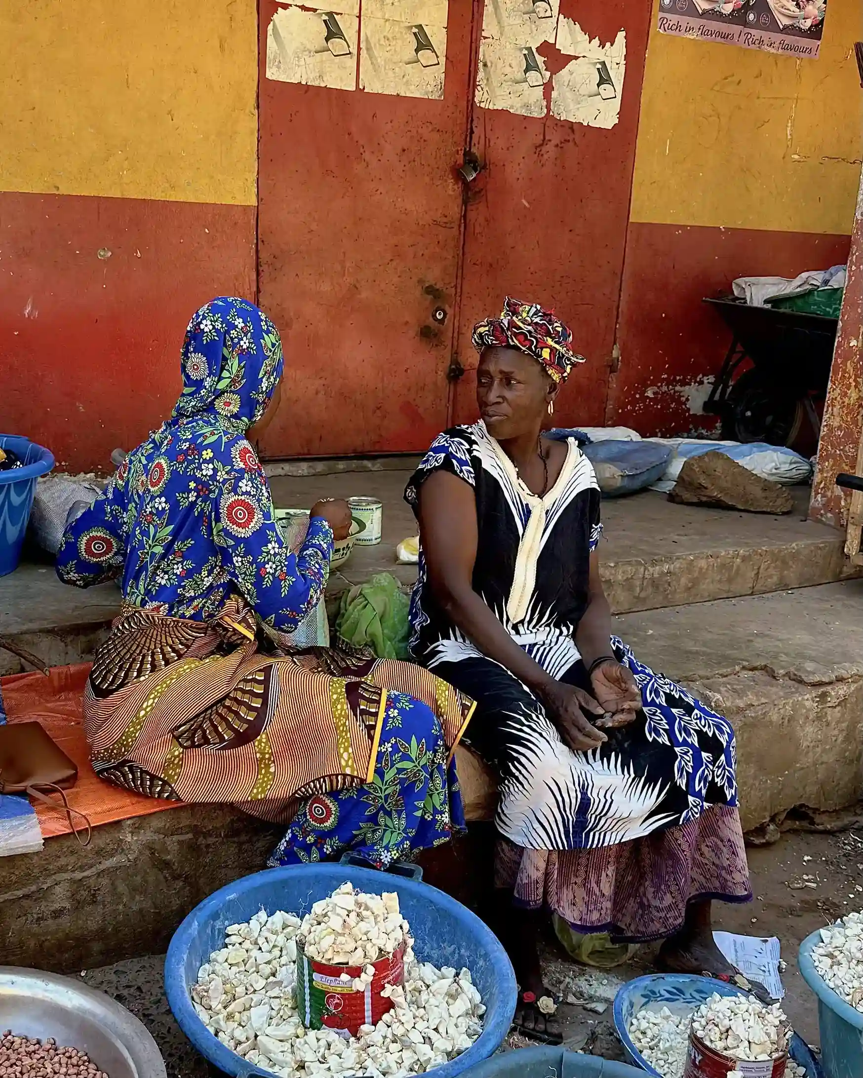 Mujeres en el mercado africano Farafenni Gambia Africa