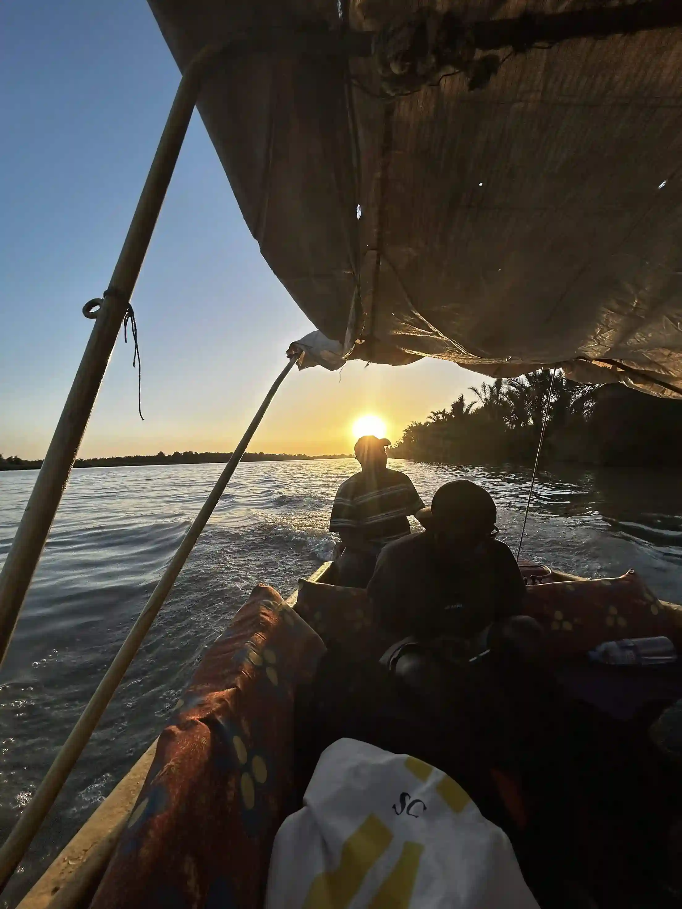 Barca navegando el río Parque Nacional Río Gambia Africa