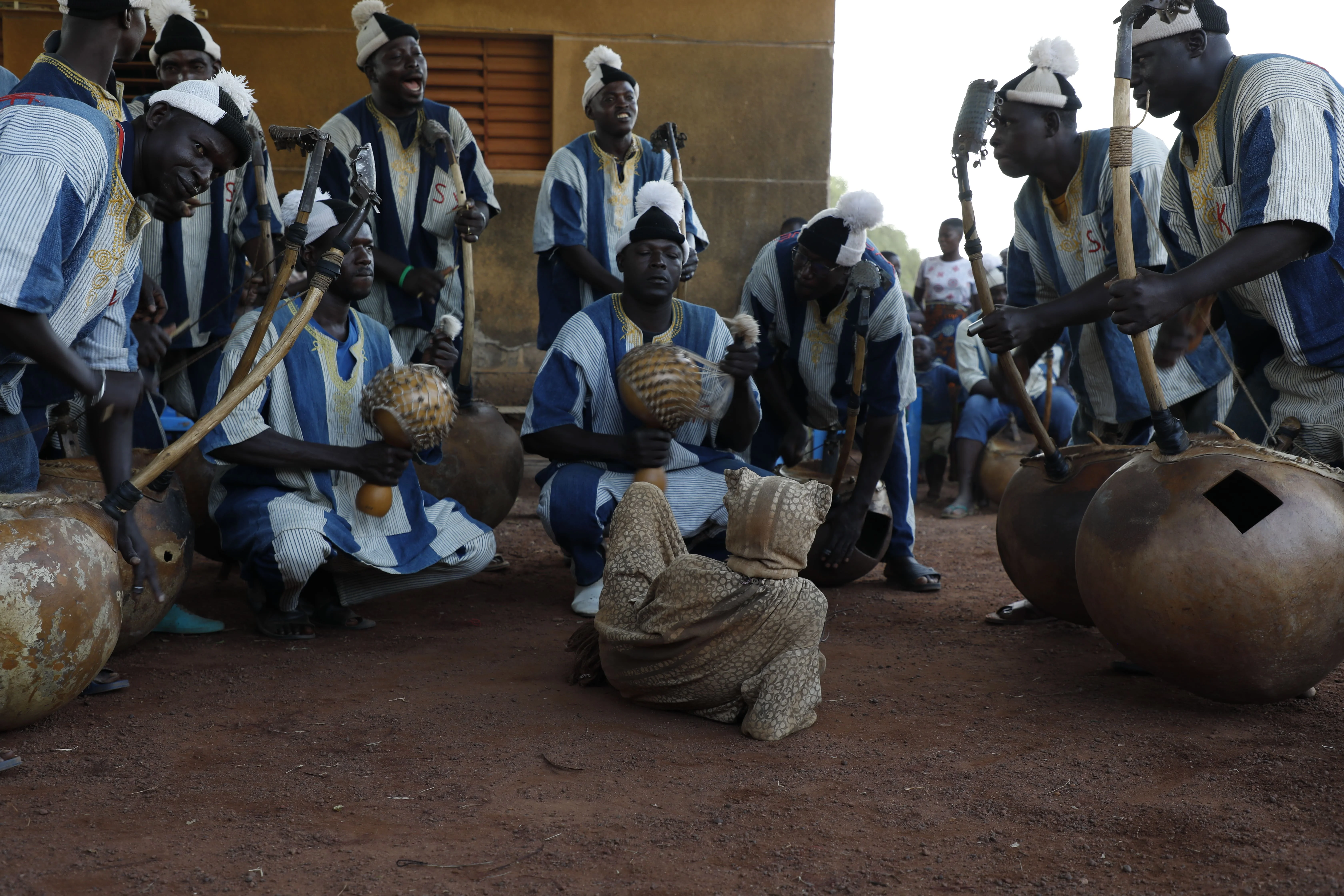 Danza Boloye (hombres pantera), costa de marfil